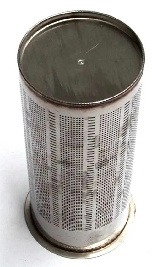 Zylindrischer Brenner aus Metall mit perforierter Oberfläche, hergestellt von Daikin, mit runden Kanten und flachem Boden.